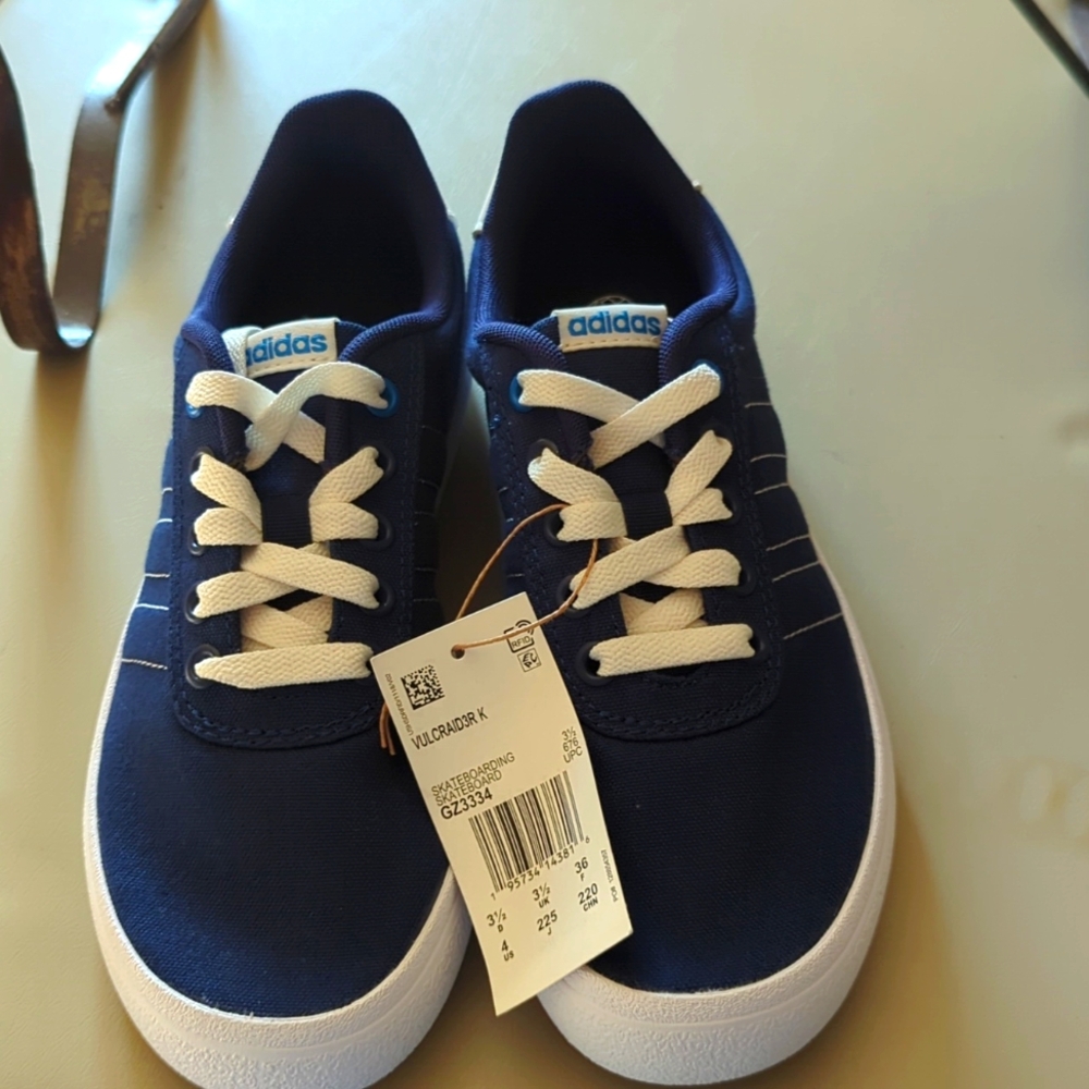 Adidas VULCRAID3R New no box Size 4